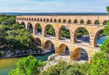 Khám phá vẻ đẹp kì vĩ của cầu Pont du Gard khi đi du lịch Pháp